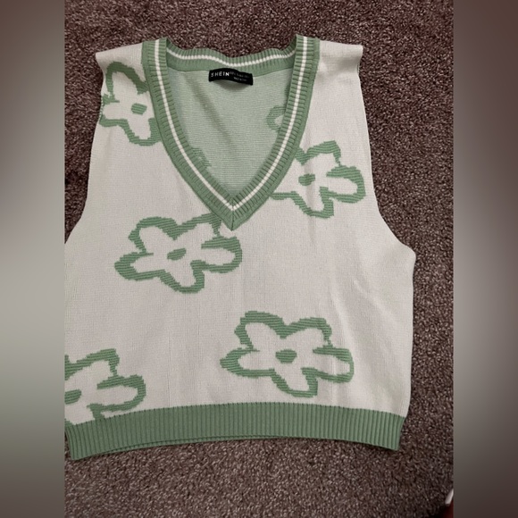 Green and White Cropped Sweater VEST - Picture 2 of 4